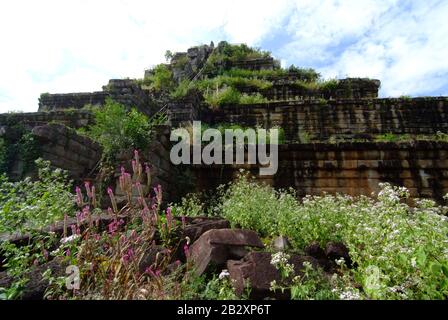 Blick auf die sieben gestaffelten Pyramide auf Ko Ker, Prasat Thom von Ko Ker Tempelanlage Stockfoto