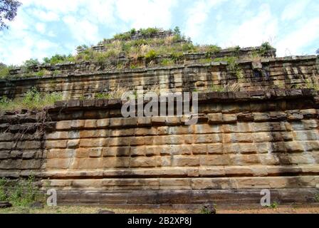 Blick auf die sieben gestaffelten Pyramide auf Ko Ker, Prasat Thom von Ko Ker Tempelanlage Stockfoto