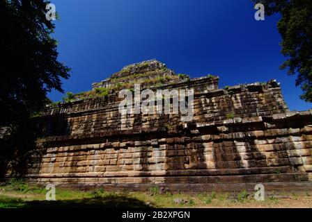 Blick auf die sieben gestaffelten Pyramide auf Ko Ker, Prasat Thom von Ko Ker Tempelanlage Stockfoto