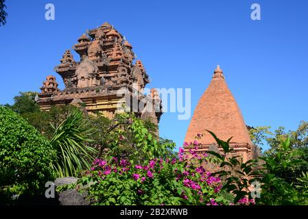 Der Ponagar-Turm (Thap Ba Po Nagar) ist ein Cham-Tempelturm, der vor 781 C.E. gegründet wurde und sich im mittelalterlichen Fürstbistum Kauthara in der Nähe von Mo befindet Stockfoto