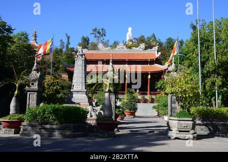 Nha TRANG, VIETNAM - 28. FEBRUAR 2020: Long Son Pagode, auch bekannt als Chua Long Son, liegt am Fuße des Trai Thuy Mountain in der Stadt Stockfoto