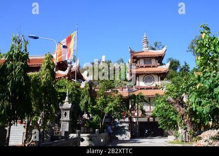 Nha TRANG, VIETNAM - 28. FEBRUAR 2020: Long Son Pagode, auch bekannt als Chua Long Son, liegt am Fuße des Trai Thuy Mountain in der Stadt Stockfoto