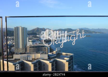 Nha TRANG, VIETNAM - 28. FEBRUAR 2020: Skylight ist der erste Dachterrassen-Beach-Club in Vietnam, Der Sich auf Dem Pooldeck im 43. Stock befindet, Skylight's Glass S Stockfoto