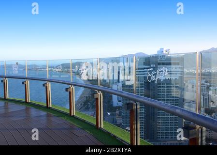 Nha TRANG, VIETNAM - 28. FEBRUAR 2020: Skylight ist der erste Dachterrassen-Beach-Club in Vietnam, Der Sich auf Dem Pooldeck im 43. Stock befindet, Skylight's Glass S Stockfoto