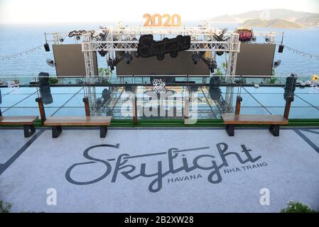 Nha TRANG, VIETNAM - 28. FEBRUAR 2020: Skylight ist der erste Dachterrassen-Beach-Club in Vietnam, Der Sich auf Dem Pooldeck im 43. Stock befindet, Skylight's Glass S Stockfoto