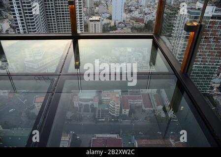 Nha TRANG, VIETNAM - 28. FEBRUAR 2020: Skylight ist der erste Dachterrassen-Beach-Club in Vietnam, Der Sich auf Dem Pooldeck im 43. Stock befindet, Skylight's Glass S Stockfoto