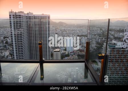 Nha TRANG, VIETNAM - 28. FEBRUAR 2020: Skylight ist der erste Dachterrassen-Beach-Club in Vietnam, Der Sich auf Dem Pooldeck im 43. Stock befindet, Skylight's Glass S Stockfoto