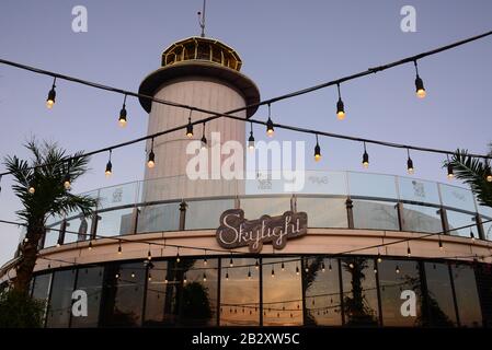 Nha TRANG, VIETNAM - 28. FEBRUAR 2020: Skylight ist der erste Dachterrassen-Beach-Club in Vietnam, Der Sich auf Dem Pooldeck im 43. Stock befindet, Skylight's Glass S Stockfoto