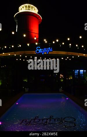 Nha TRANG, VIETNAM - 28. FEBRUAR 2020: Skylight ist der erste Dachterrassen-Beach-Club in Vietnam, Der Sich auf Dem Pooldeck im 43. Stock befindet, Skylight's Glass S Stockfoto