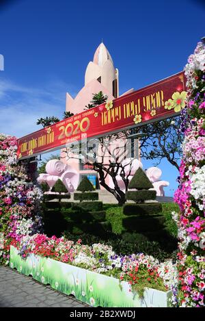 Nha TRANG, VIETNAM โ€" 29. FEBRUAR 2020: Tram Huong Tower, der sich im Zentrum der Stadt befindet, gilt als Symbol der Stadt Nha Trang Stockfoto