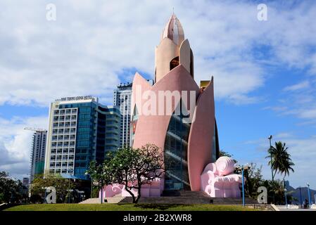 Nha TRANG, VIETNAM - 29. FEBRUAR 2020: Tram-Huong-Turm, der sich im Zentrum der Stadt befindet, gilt als Symbol der Stadt Nha Trang Stockfoto