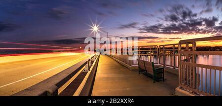 Leichte Wege von Autos über die SS Jolley Bridge nach Marco Island, Florida. Stockfoto