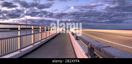 Leichte Wege von Autos über die SS Jolley Bridge nach Marco Island, Florida. Stockfoto