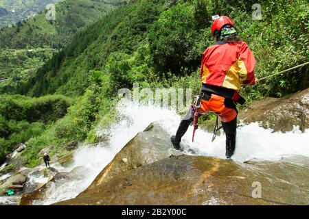 Canyoning Guide Ausprobieren EINES neuen Kurses In Chama Waterfall Banos De Agua Santa Ecuador Stockfoto