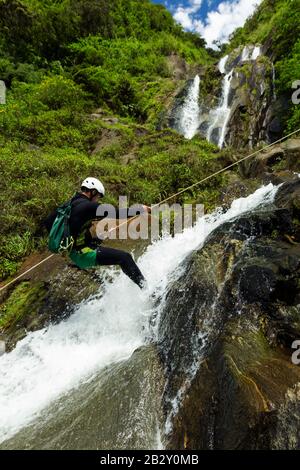 Canyoning Lead Probiert EINEN neuen Kurs In Chama Waterfall Banos De Agua Santa Ecuador Aus Stockfoto