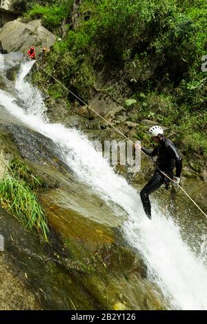 Canyoning Guide Ausprobieren SIE Eine neue Richtung In Chama Waterfall Banos Ecuador Stockfoto