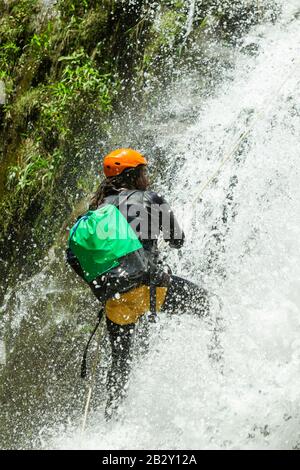 Anführer der Canyoning Probiert EINEN neuen Weg In Chama Waterfall Banos De Agua Santa Ecuador Aus Stockfoto