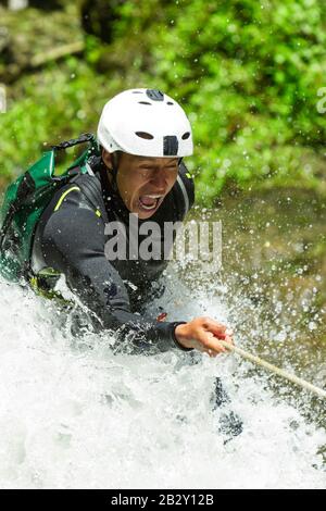 Canyoning Lead Probiert EINEN neuen Weg In Chama Waterfall Banos De Agua Santa Ecuador Aus Stockfoto