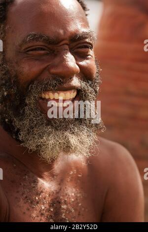 Afro American Senior Man Mit Big Smile Im Gesicht Stockfoto