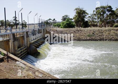 Einlassflume-Gate-Struktur, Wasser aus dem Stuart Murray-Kanal, das in das Waranga Basin fließt. Goulburn Murray Wasserinfrastruktur. Stockfoto