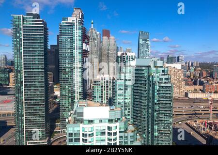 New Toronto Wohnanlagen in einem trendigen Viertel nahe dem Seeufer mit Blick auf den Ontario See Stockfoto