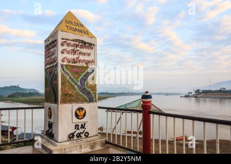 Chiang Kaen, Thailand - 29. November 2011: Obelisk markiert das Goldene Dreieck. Aus Thailand übernommen Myanmar befindet sich links und Laos rechts von t Stockfoto