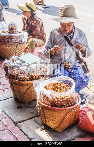 Mae Sai, Thailand - 29. November 2011: Straßenhändler verkaufen Nüsse. Viele Händler gehen von Myanmar zur Arbeit in der Stadt, Stockfoto