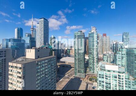 New Toronto Wohnanlagen in einem trendigen Viertel nahe dem Seeufer mit Blick auf den Ontario See Stockfoto