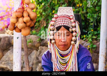 DOI Mae Salong, Thailand -.November 29. 2011: Akha Hill Tribe Woman Selling Gourds on the Market. In dieser Gegend gibt es viele Bergstammdörfer. Stockfoto