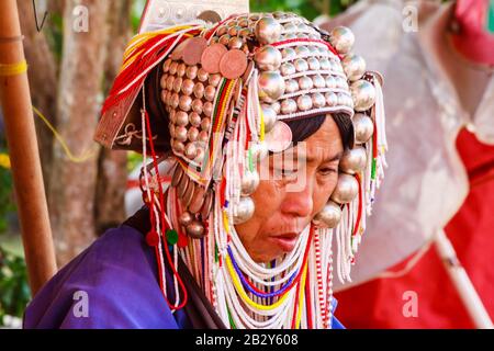 DOI Mae Salong, Thailand -.November 29. 2011: Akha Hill Tribe Woman Selling Gourds on the Market. In dieser Gegend gibt es viele Bergstammdörfer. Stockfoto