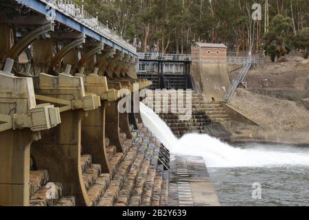 Goulburn Weir, Victoria Australia, ursprünglich aus Steinblöcken aus Granit und Beton. Teil der Goulburn Murray Water Infrastructure Stockfoto