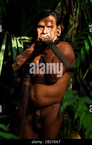 Typische Huaorani Hunter Portrait Waorani Reserve Yasuni National Park Ecuador Shoot In The Jungle In Ambient Light Adult Content Stockfoto