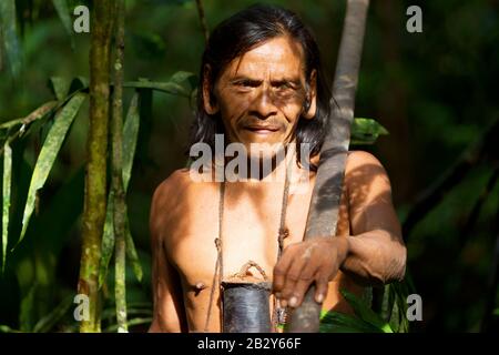 Typisches Huaorani Gun Portrait Waorani Preserve Yasuni National Park Ecuador Schießen Im Holz In Mittlerem Licht Stockfoto