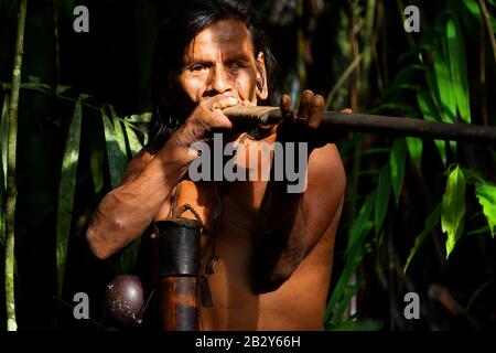 Typisches Huaorani Gun Portrait Waorani Reserve Yasuni National Park Ecuador Schießen Im Wald Bei Umgebungslicht Stockfoto