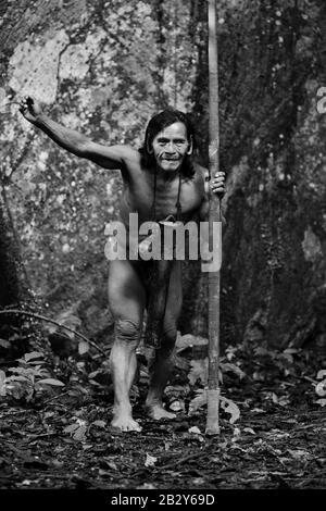 Typische Huaorani Hunter Portrait Waorani Reserve Yasuni National Park Ecuador Shoot In The Jungle In Ambient Light Stockfoto