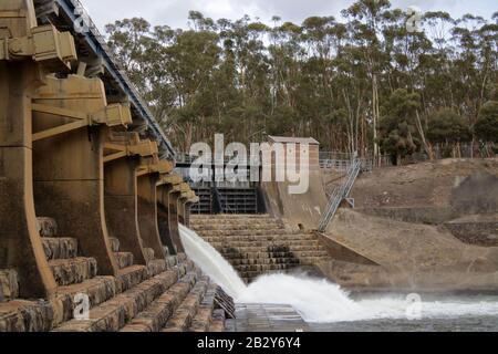 Goulburn Weir, Victoria Australia, ursprünglich aus Steinblöcken aus Granit und Beton. Teil von Goulburn Murray Water Infrastucture Stockfoto