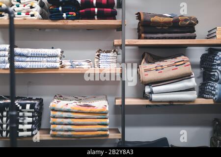 Woodburn, Oregon - 23. Februar 2020: Innenschuss des Pendleton-Ladens in den Woodburn Premium Outlets in den USA Stockfoto