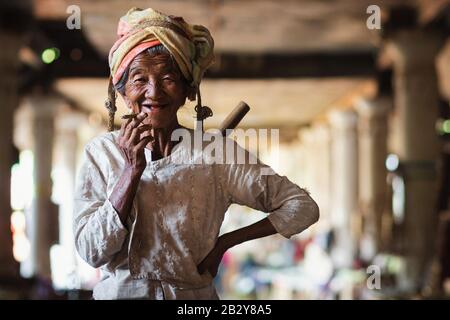 Shan State, Myanmar (Birma), fröhliche alte Dame der Ethnischen Minderheit Der Pa O lächelnd und rauchend eine birmanische Zigarre im Dorf Indein nahe dem Inle Lake. Stockfoto