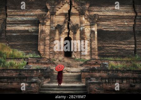 Mandalay, Myanmar (Birma), buddhistischer Mönch auf den Ruinen der Mingun Pahtodawgyi Pagode in Sagaing. Stockfoto