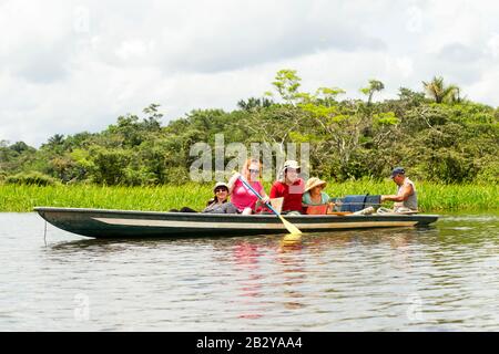 Touristen, Die Legendäre Piranha-Fische Im Ecuadorianischen Amazonischen First Forest Angeln Stockfoto