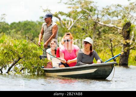 Touristen, Die Legendäre Piranha Angeln, Fangen Im Ecuadorianischen Amazonischen First Rain Forest Stockfoto