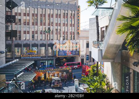 Los Angeles, Kalifornien - 15. Februar 2020: Das El Capitan Theatre entlang des Hollywood Boulevard. Das Theaterviertel ist ein berühmter Touristenattri Stockfoto
