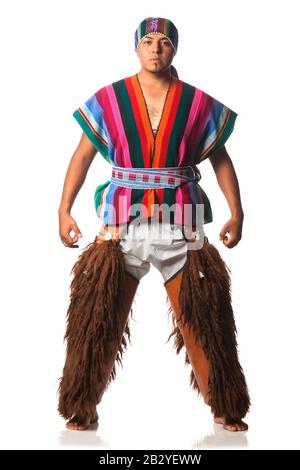 Ecuadorian Dancer In Traditioneller Uniform Aus Dem Rise Llama Oder Alpaca Pants Studio Auf Weiß Abgeschossen Stockfoto