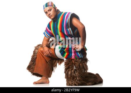 Ecuadorian Dancer In Beliebter Kleidung Aus Dem Hill Llama Oder Antelope Pants Studio Auf White Abgeschossen Stockfoto