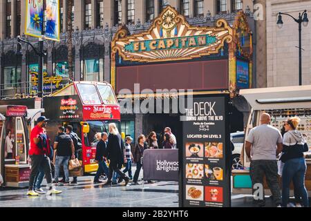 Los Angeles, Kalifornien - 15. Februar 2020: Das El Capitan Theatre entlang des Hollywood Boulevard. Das Theaterviertel ist ein berühmter Touristenattri Stockfoto