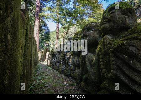 Rakan-Statuen, die Schüler des Buddha in Otagi Nenbutsu-JI darstellen, einem buddhistischen Tempel im Gebiet Arashiyama in Kyoto, Japan. Stockfoto