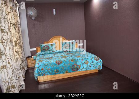 Ein Zimmer mit einem Schlafzimmer in einem indischen Hotel - Hotelzimmer - indisches Hotel Stockfoto