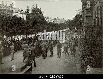 Gefangene Italiener vor der Armee Gruppenkommando. Aufgenommen, am 16. September 1915. Stockfoto