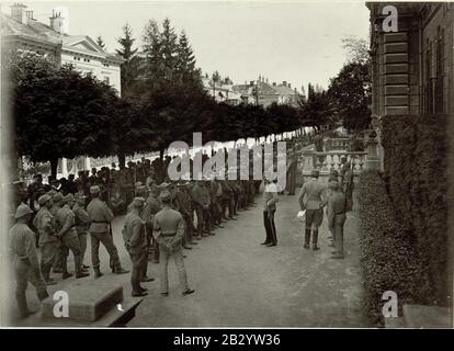 Gefangene Italiener vor der Armee Gruppenkommando. Aufgenommen, am 16. September 1915. Stockfoto