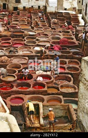 Blick auf die Gerber, die in den Farbtöpfen der Ledergerbereien arbeiten, von der Terrasse de Tanneurs in der alten Medina, Fes el Bali Stockfoto